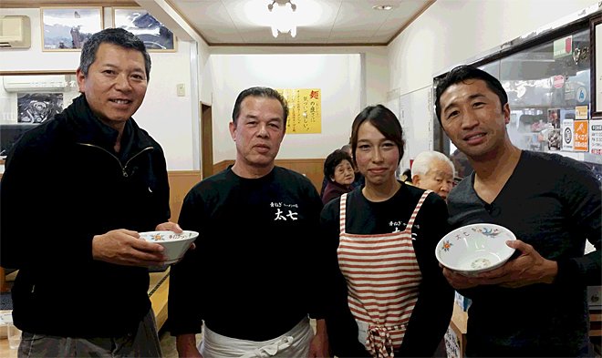 テレビ東京「ラーメン食べまくり旅」パンチ佐藤さん、内藤大助さんとの記念写真
